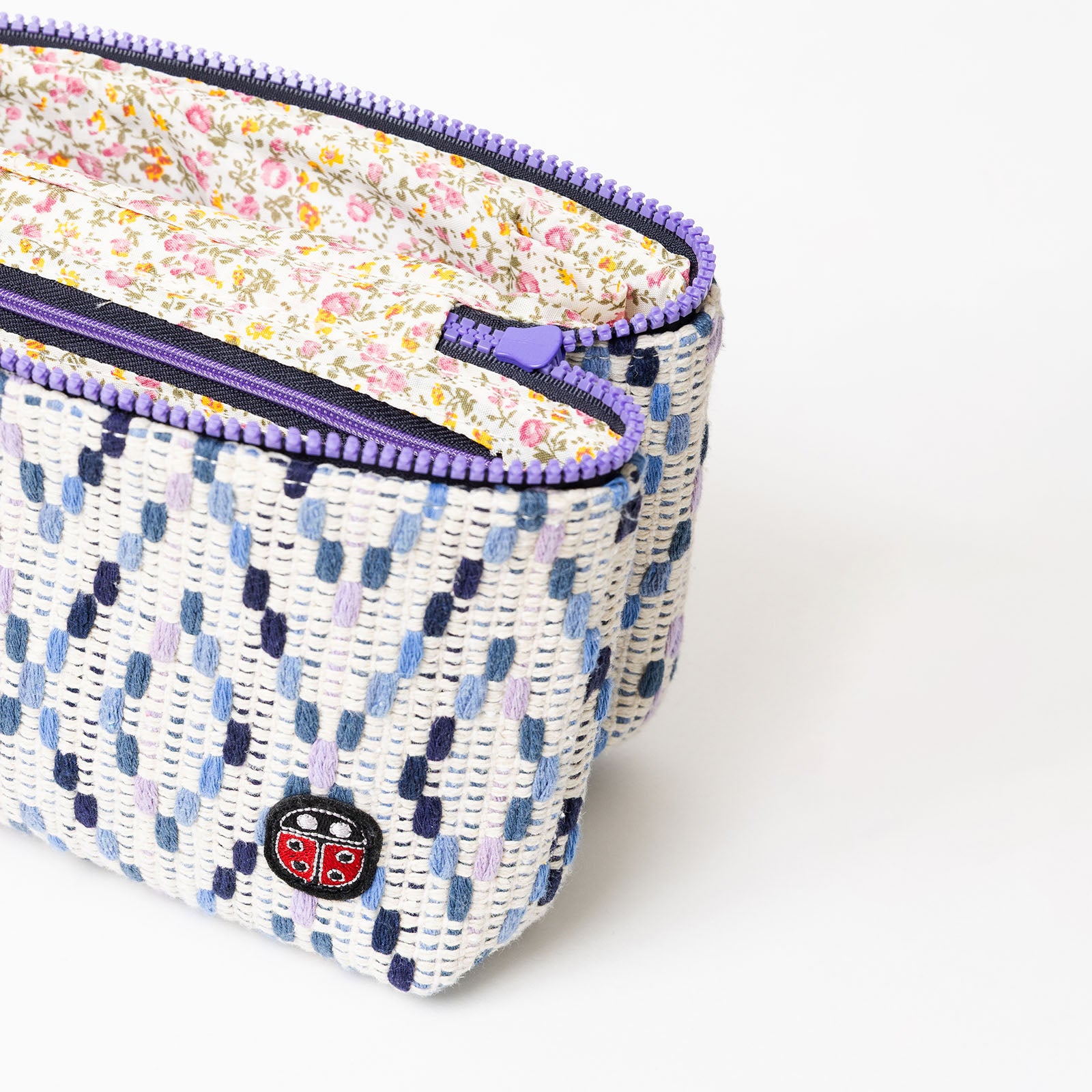 Détail de la trousse de toilette TWIN Granny Medium – par Venitee Family