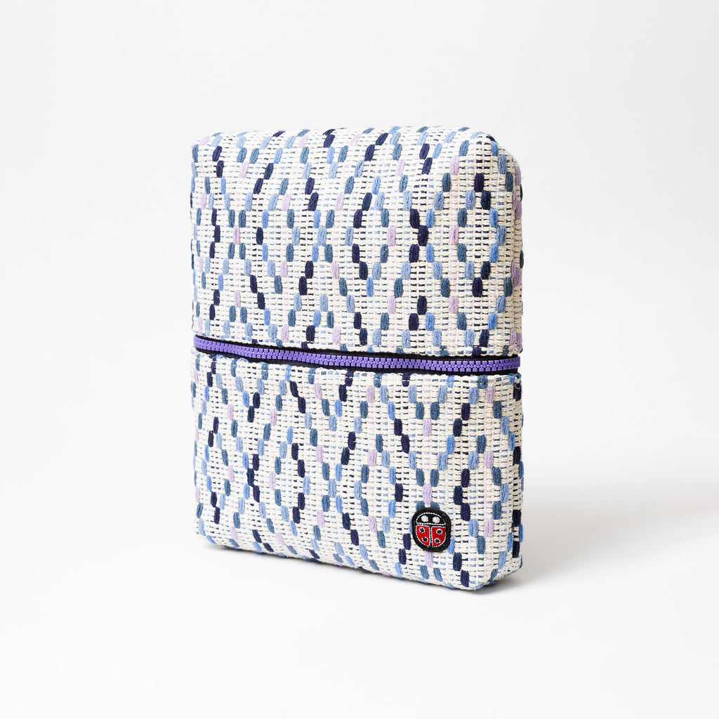 Vue de profil fermée de la trousse de toilette TWIN Granny Medium – par Venitee Family