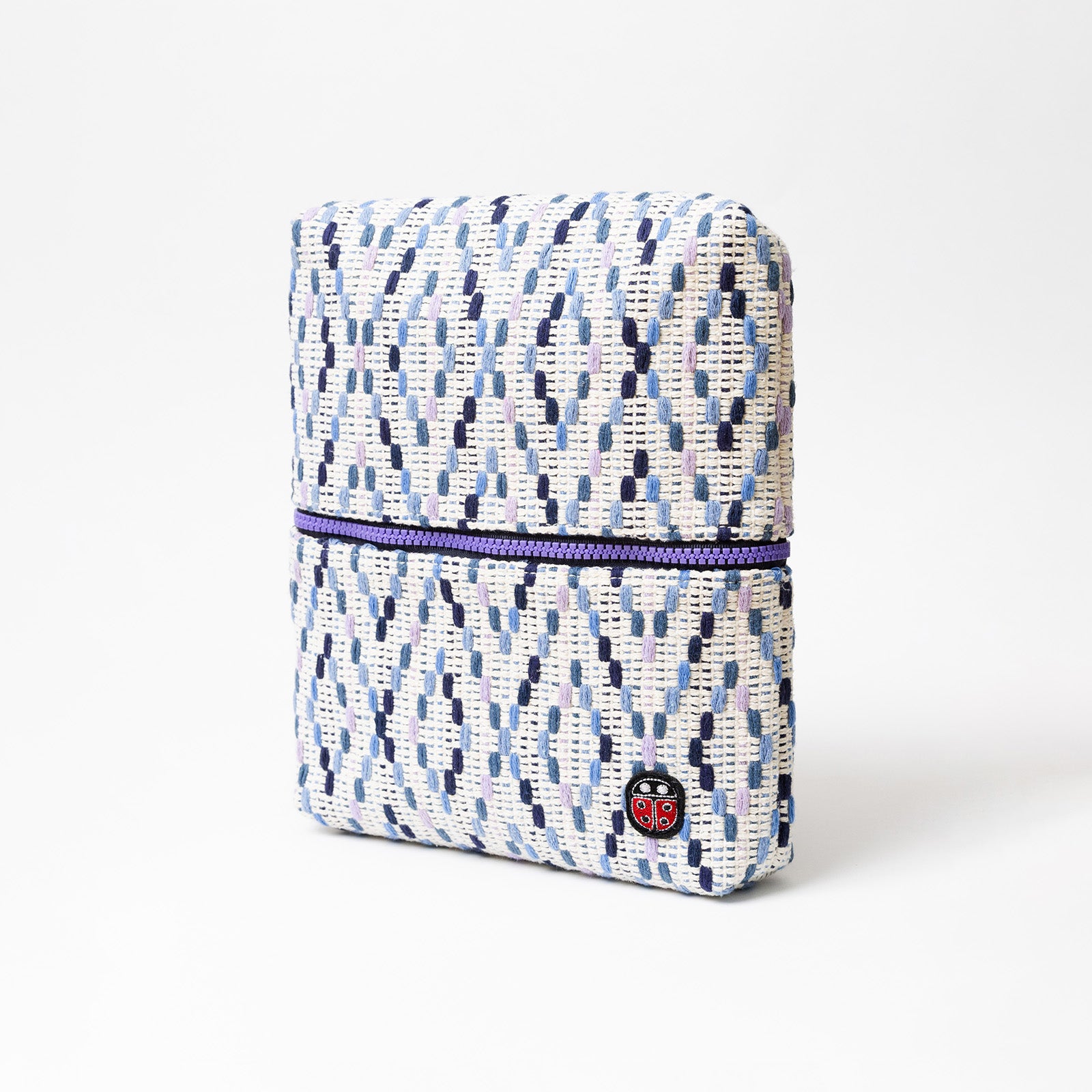 Vue de profil fermée de la trousse de toilette TWIN Granny Medium – par Venitee Family