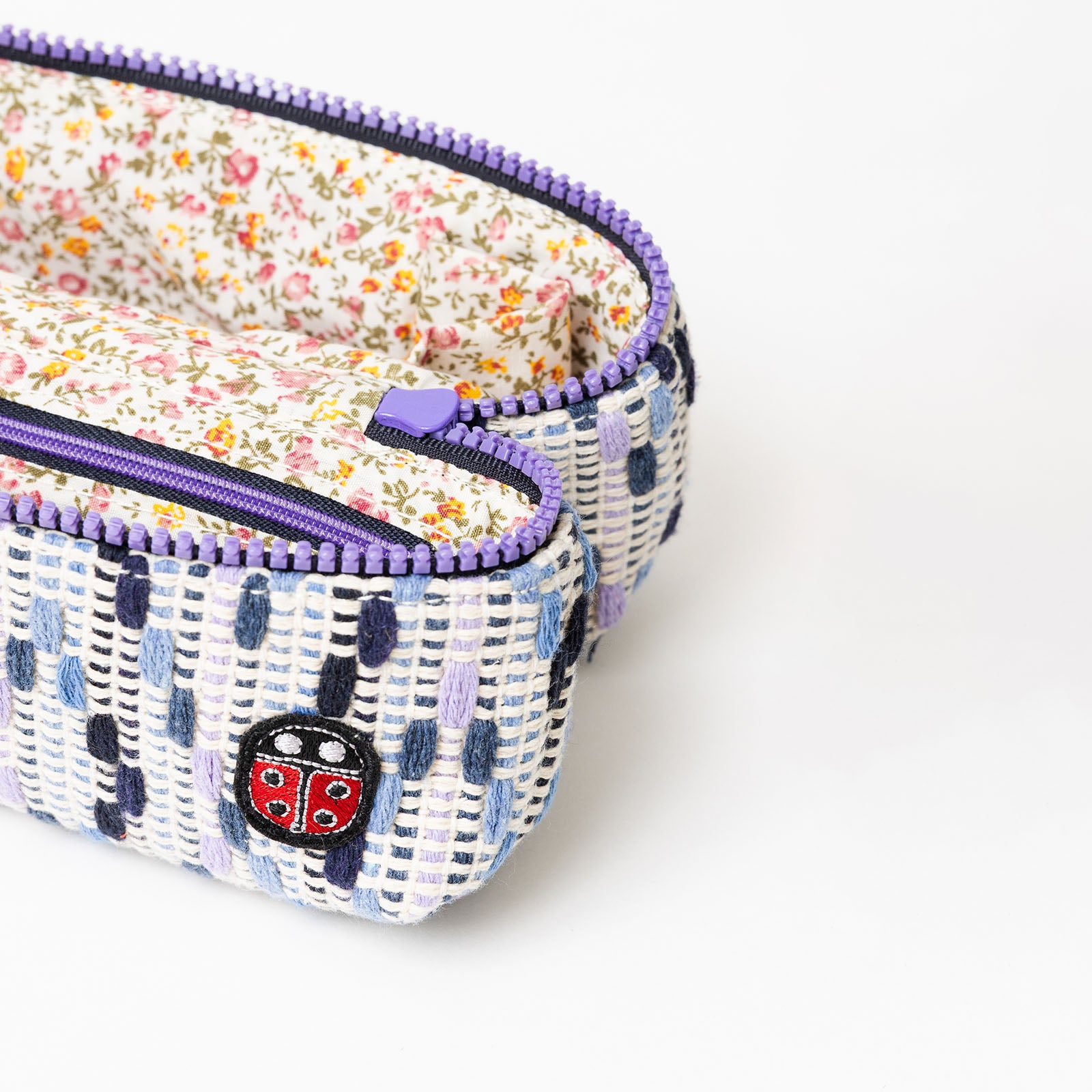 Détail de la trousse de toilette TWIN Granny Small – par Venitee Family