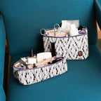 Trousse de toilette TWIN Granny sur un fauteuil – par Venitee Family