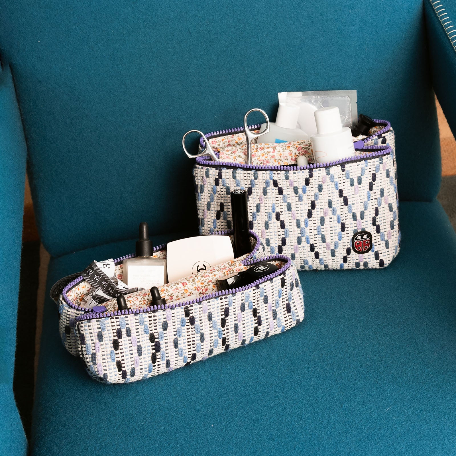 Trousse de toilette TWIN Granny sur un fauteuil – par Venitee Family