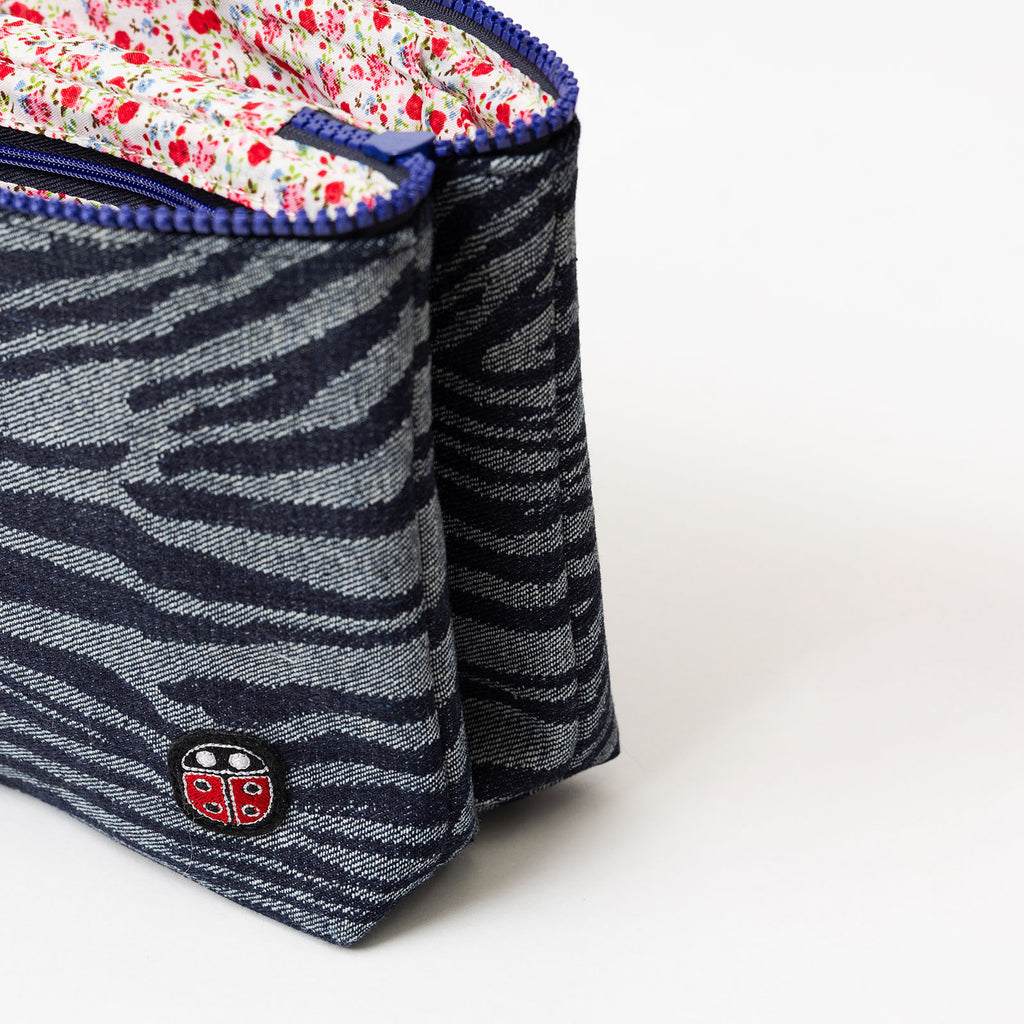 Détail de la trousse de toilette TWIN Jean Large – par Venitee Family