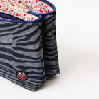 Détail de la trousse de toilette TWIN Jean Large – par Venitee Family