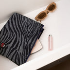 Trousse de toilette TWIN Jean Large dans un tiroir – par Venitee Family