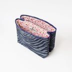 Vue de profil ouverte de la trousse de toilette TWIN Jean Large – par Venitee Family