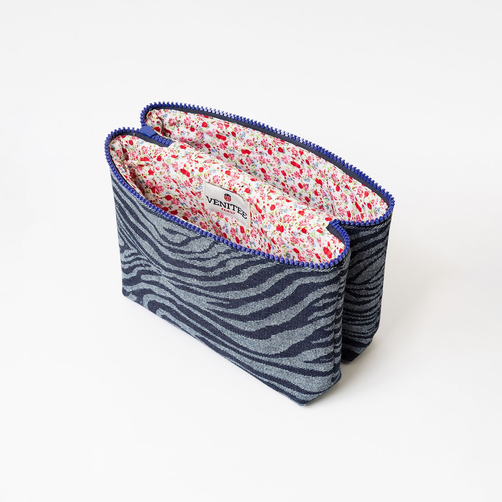 Vue de profil ouverte de la trousse de toilette TWIN Jean Large – par Venitee Family