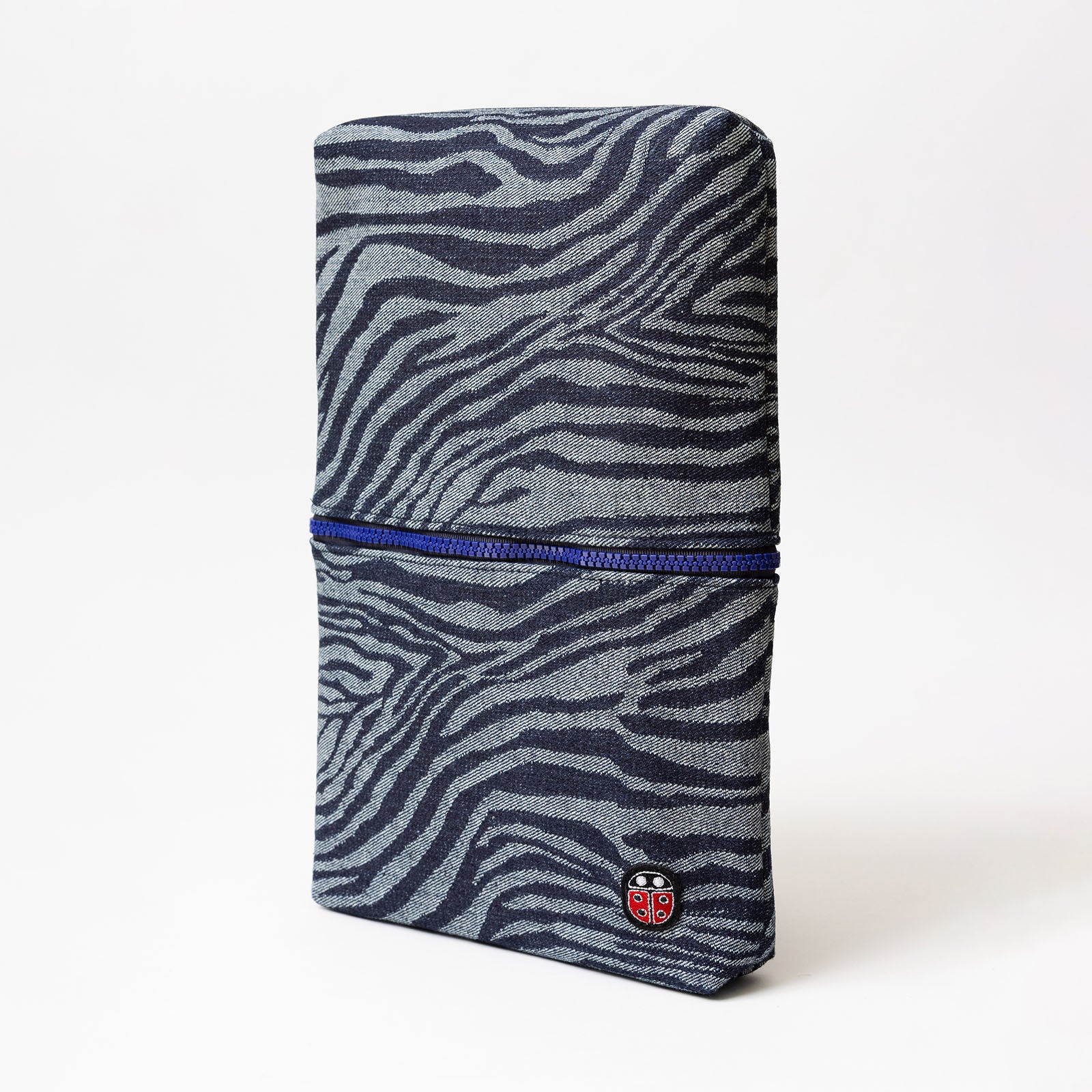 Vue de profil fermée de la trousse de toilette TWIN Jean Large – par Venitee Family