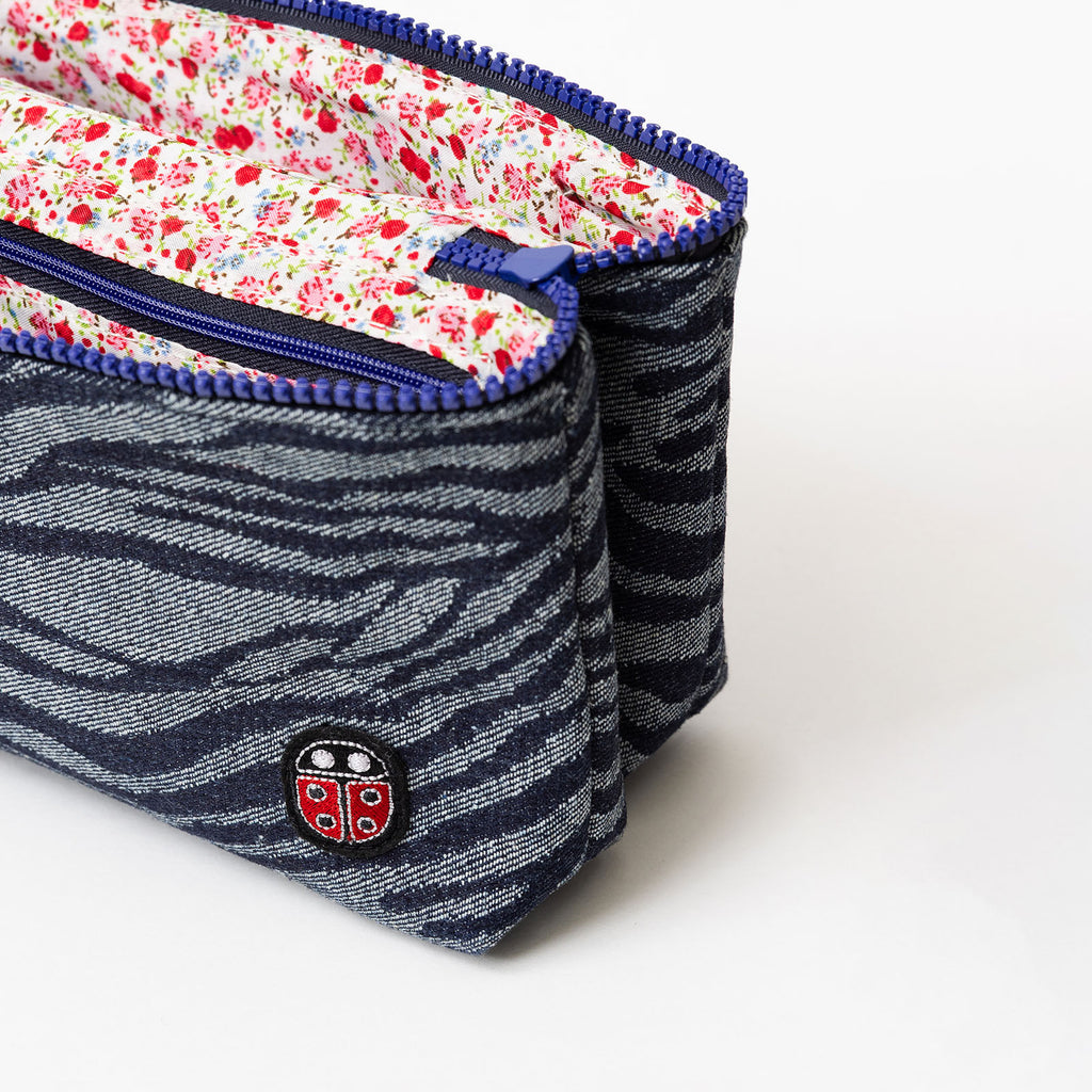 Détail de la trousse de toilette TWIN Jean Medium – par Venitee Family
