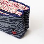 Détail de la trousse de toilette TWIN Jean Medium – par Venitee Family
