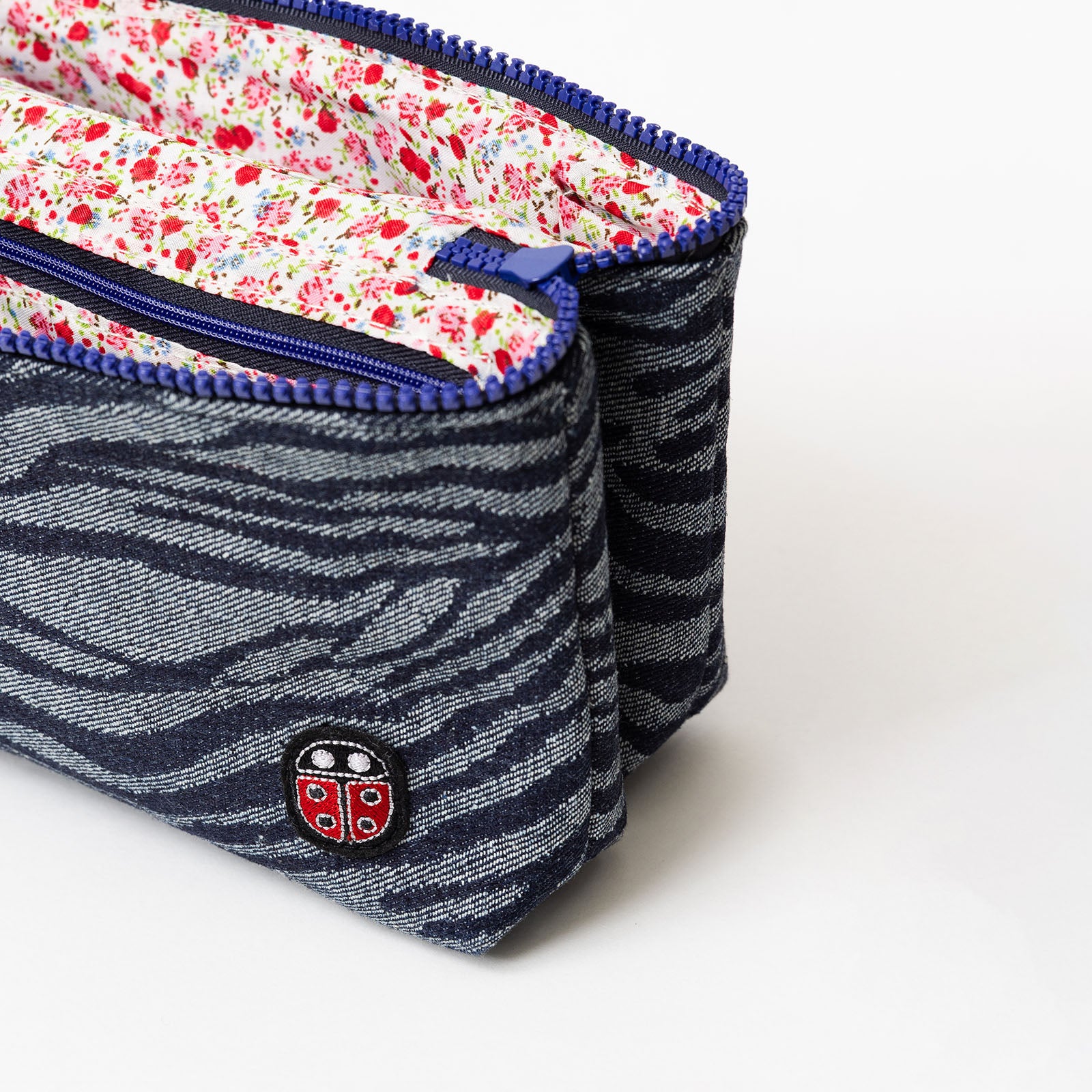 Détail de la trousse de toilette TWIN Jean Medium – par Venitee Family