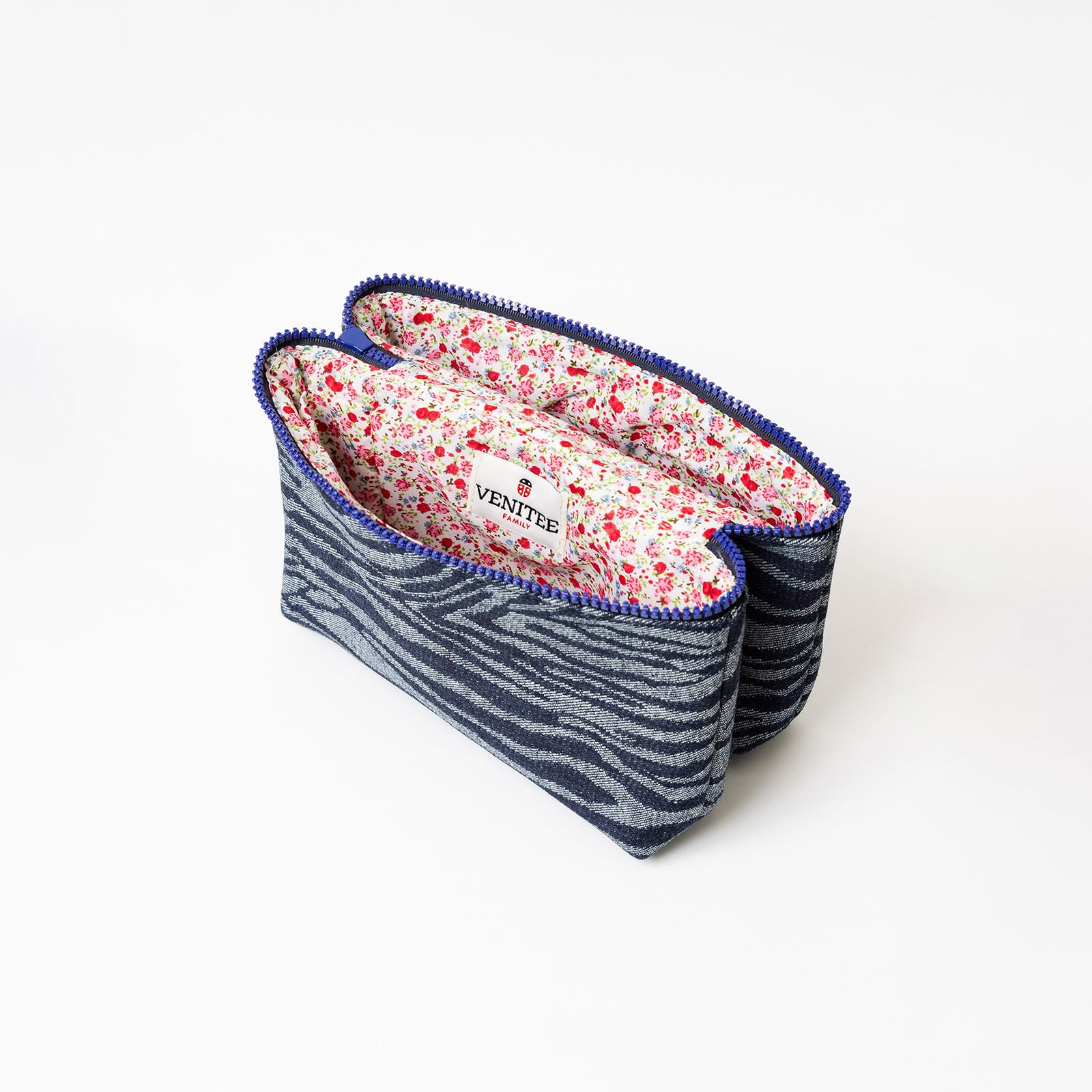 Vue de profil ouverte de la trousse de toilette TWIN Jean Medium – par Venitee Family