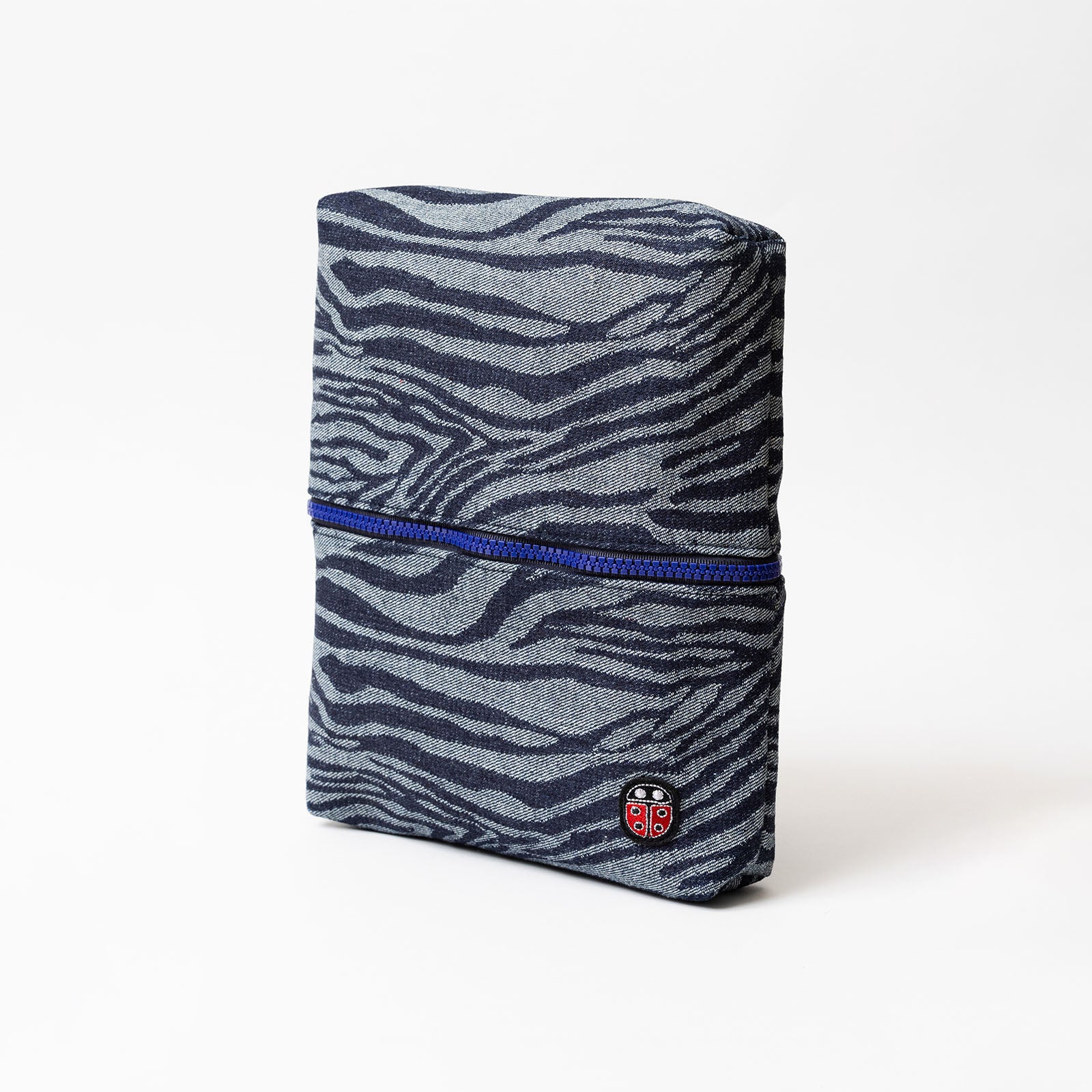 Vue de profil fermée de la trousse de toilette TWIN Jean Medium – par Venitee Family