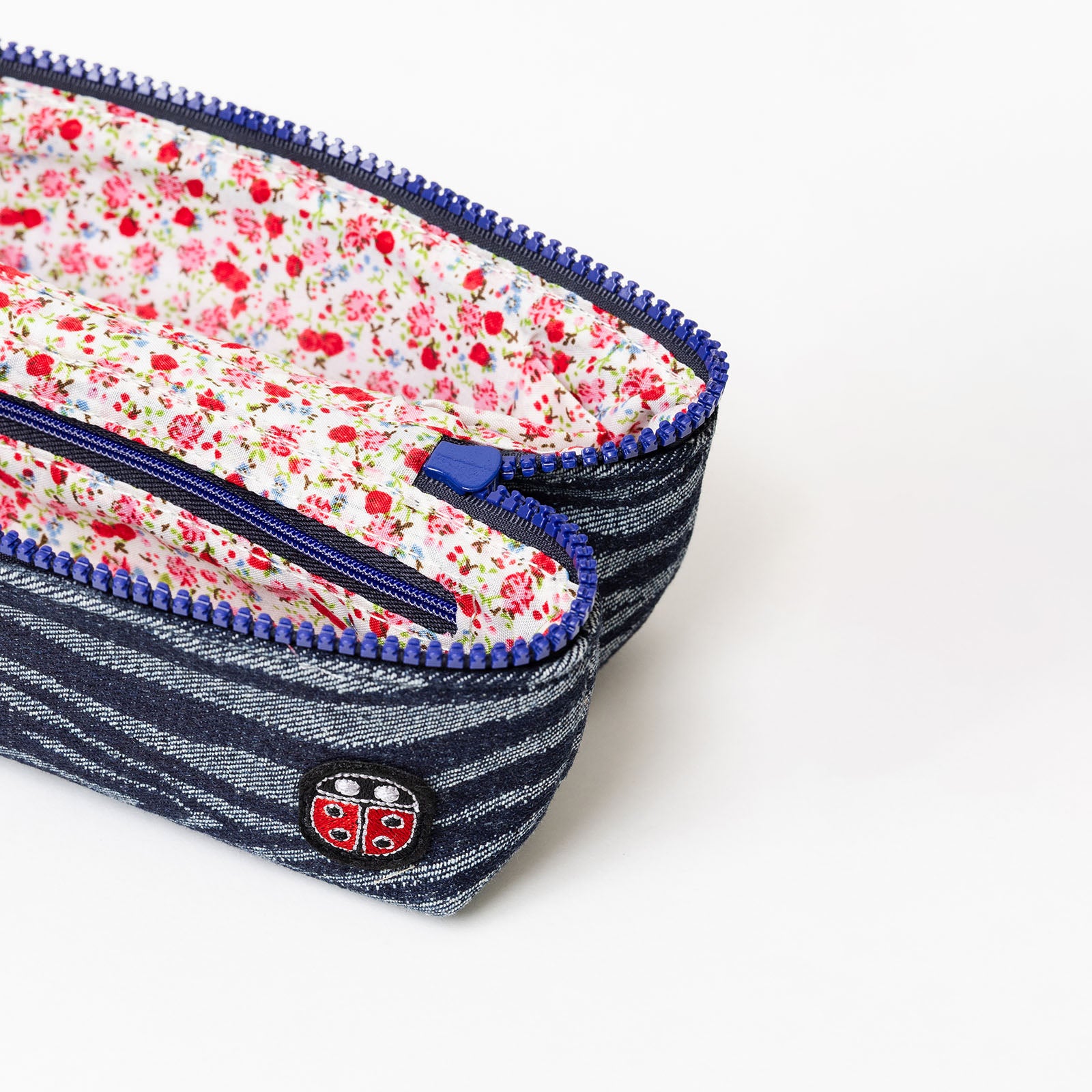 Détail de la trousse de toilette TWIN Jean Small – par Venitee Family