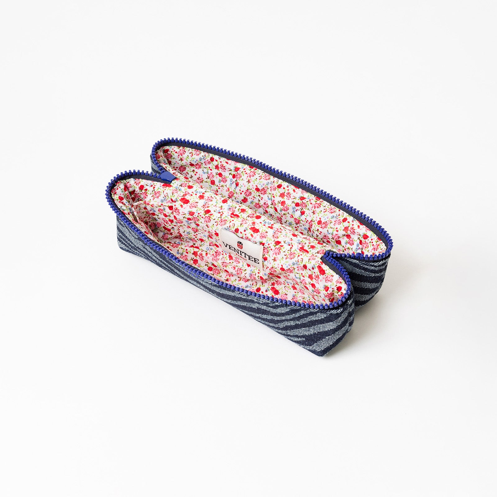 Vue de profil ouverte de la trousse de toilette TWIN Jean Small – par Venitee Family