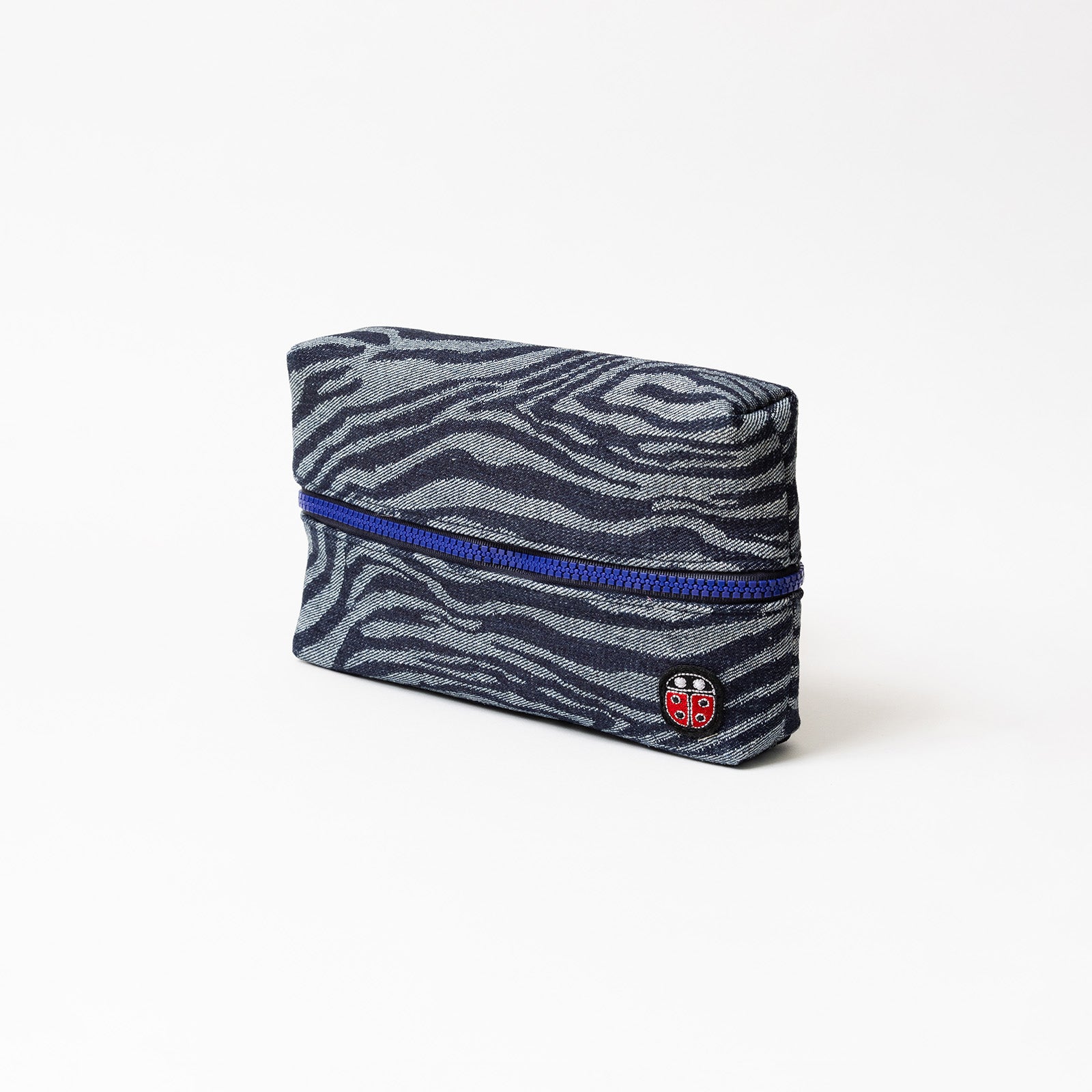 Vue de profil fermée de la trousse de toilette TWIN Jean Small – par Venitee Family
