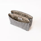 Vue de profil ouverte de la trousse de toilette TWIN Poule Medium – par Venitee Family