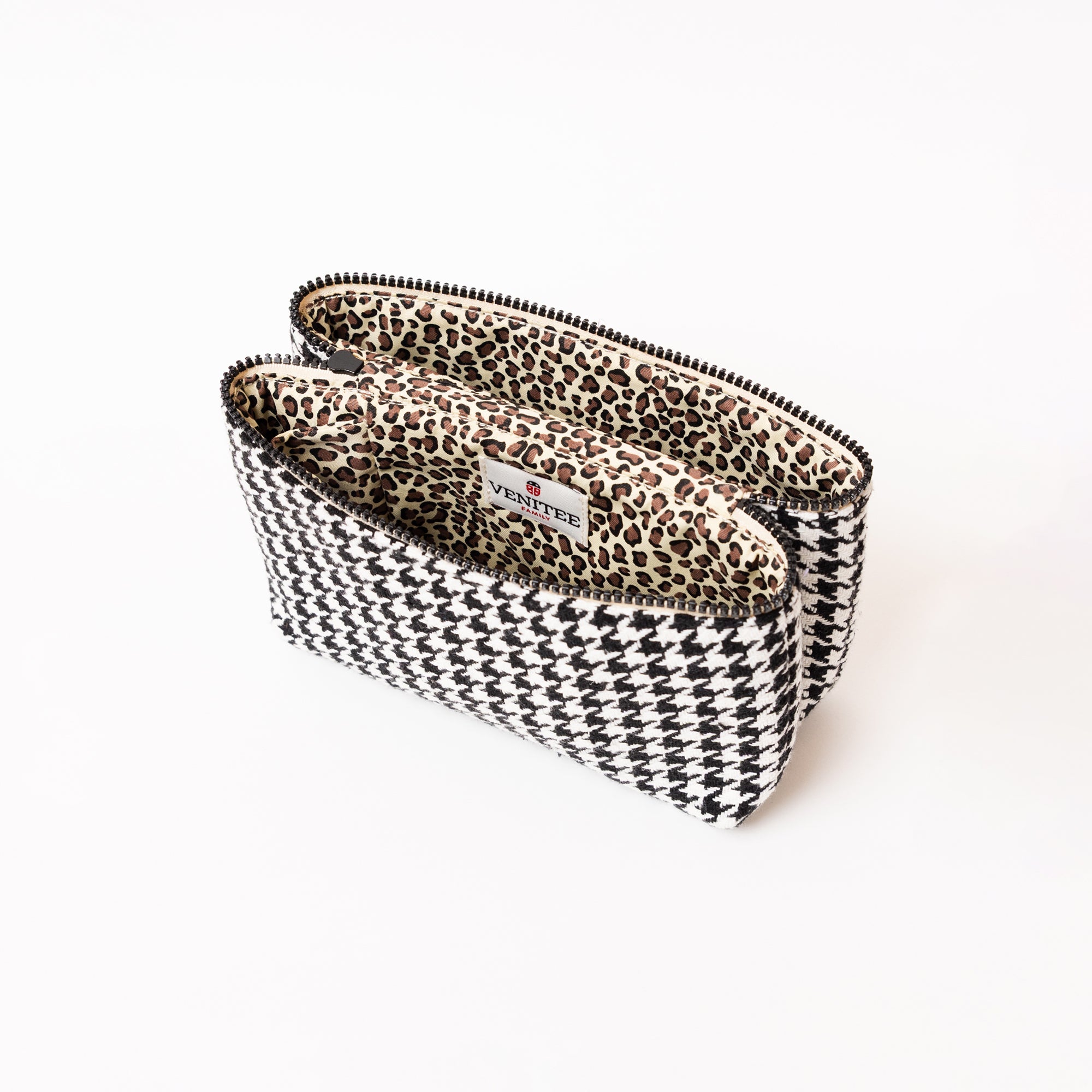 Vue de profil ouverte de la trousse de toilette TWIN Poule Medium – par Venitee Family