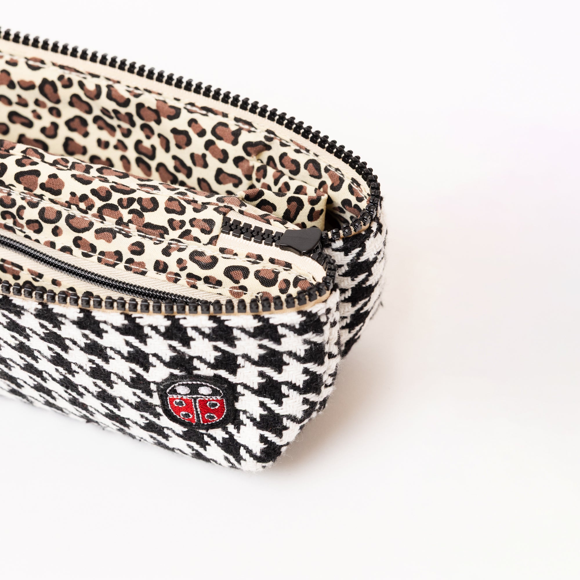 Détail de la trousse de toilette TWIN Poule Small – par Venitee Family
