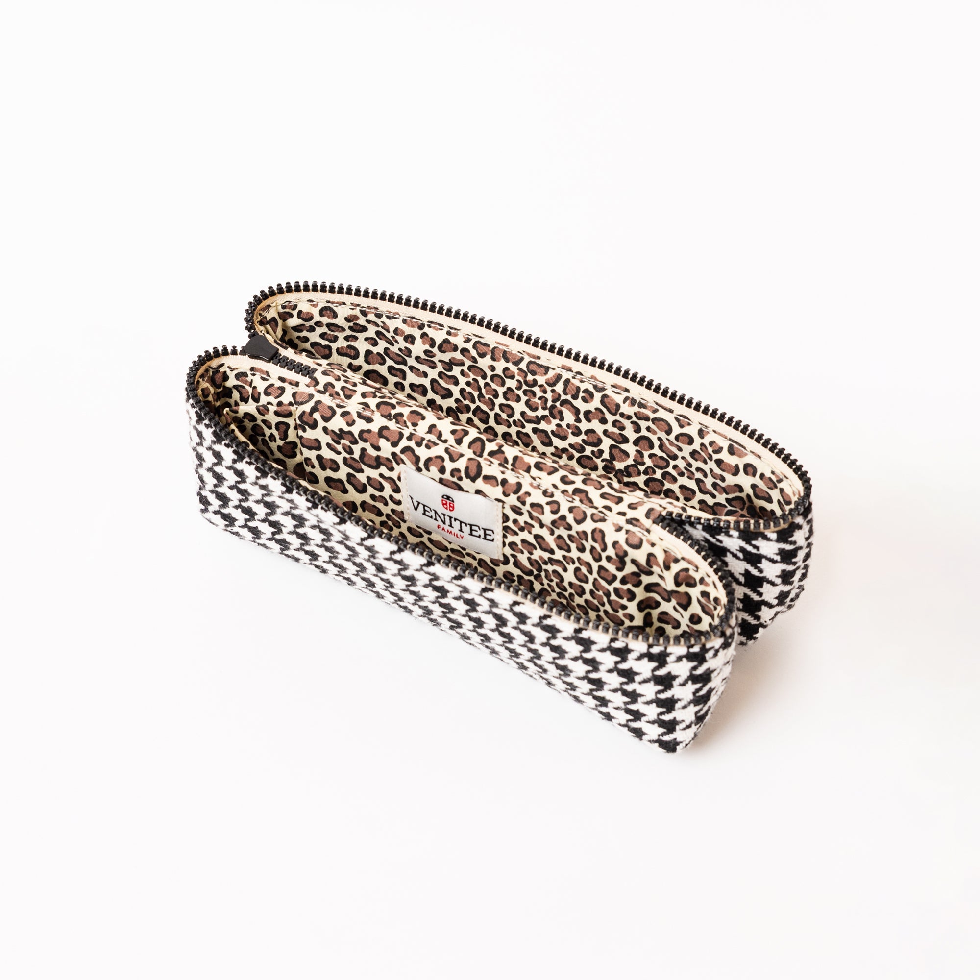 Vue de profil ouverte de la trousse de toilette TWIN Poule Small – par Venitee Family