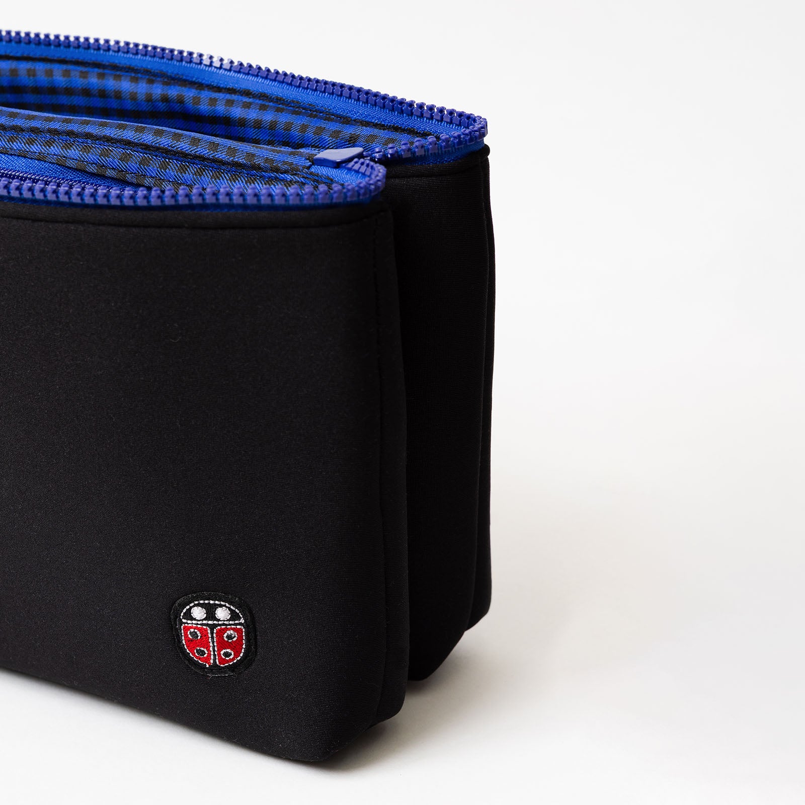 Détail de la trousse de toilette TWIN Surf Large – par Venitee Family