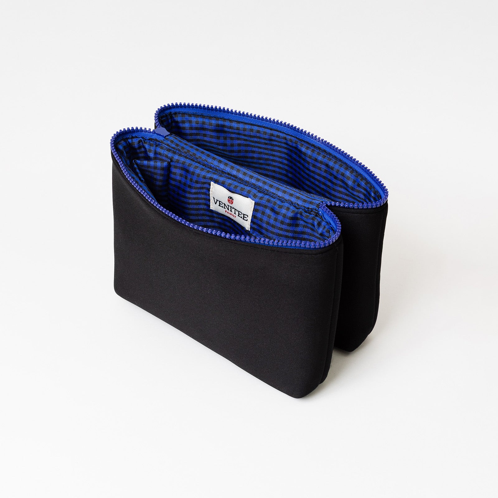 Vue de profil ouverte de la trousse de toilette TWIN Surf Large – par Venitee Family
