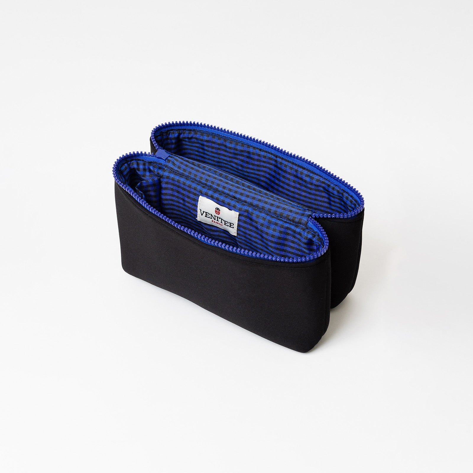 Vue de profil ouverte de la trousse de toilette TWIN Surf Medium – par Venitee Family
