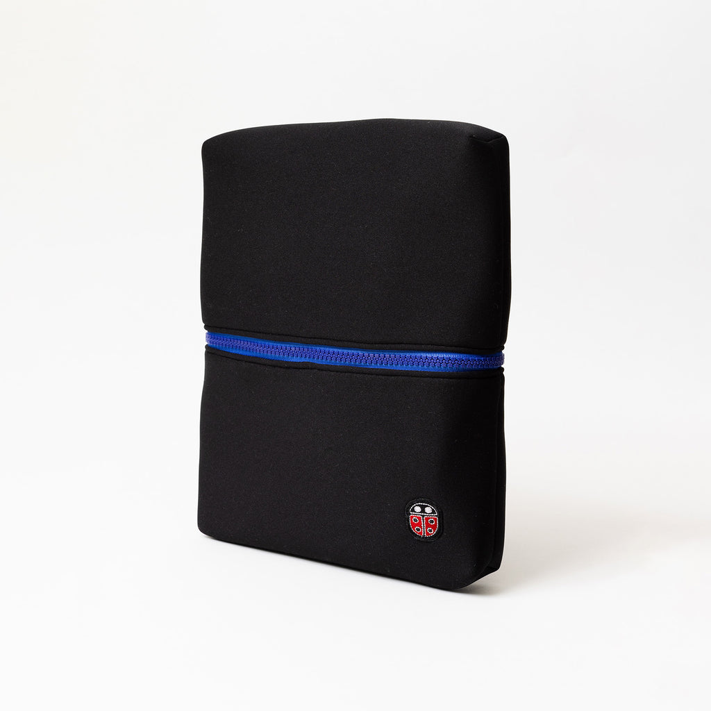 Vue de profil fermée de la trousse de toilette TWIN Surf Medium – par Venitee Family